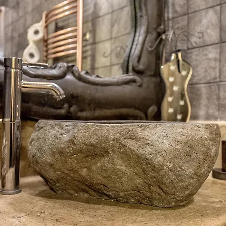 Mythica Karpenísion